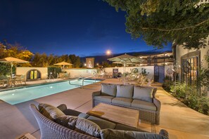 Una piscina al aire libre, una piscina climatizada