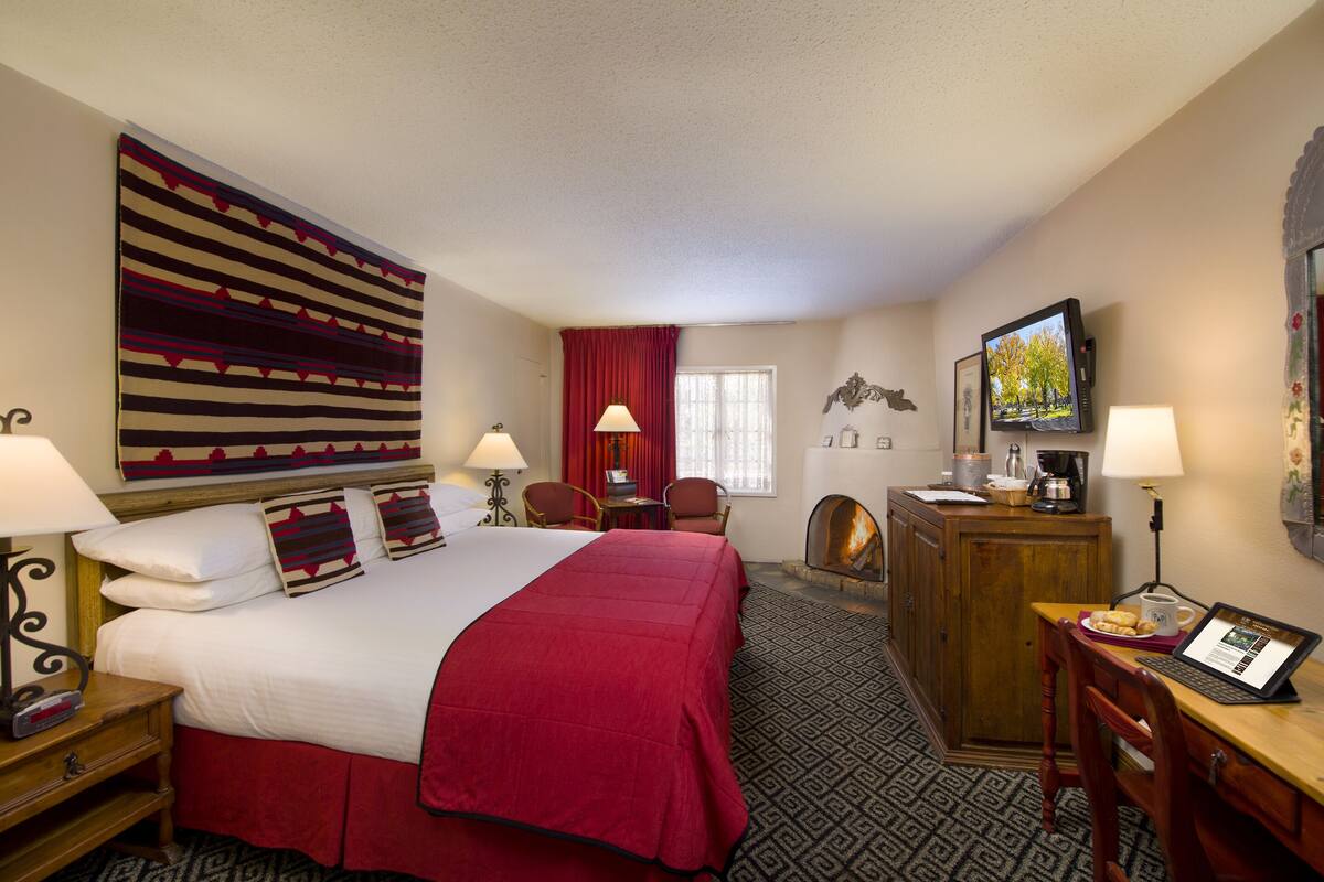 Superior Room, 1 King Bed, Fireplace