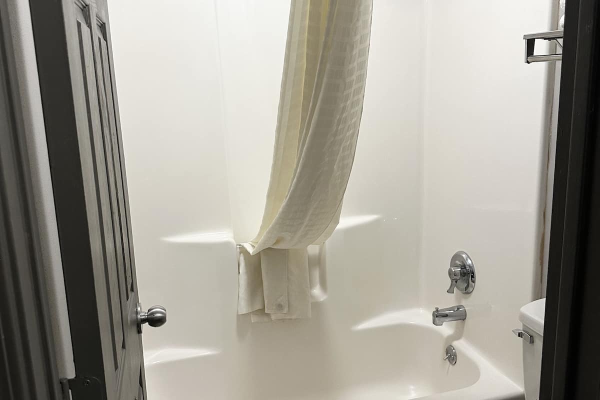 free toiletries, towels