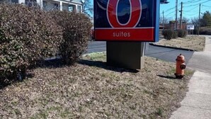 A sign for a hotel with 6 suites. - Studio 6 Suites Louisville, KY – Airport/Expo Center (Louisville)