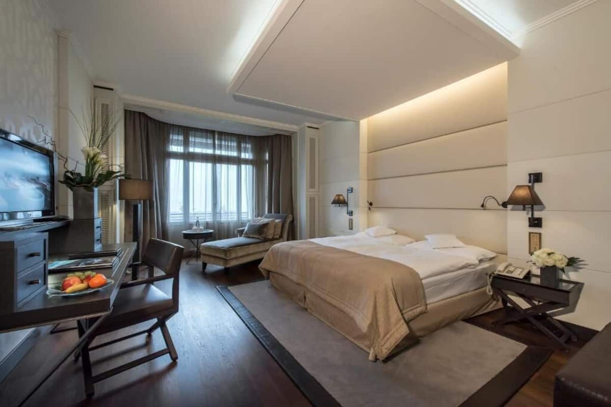 Premium bedding, down duvets, minibar, in-room safe