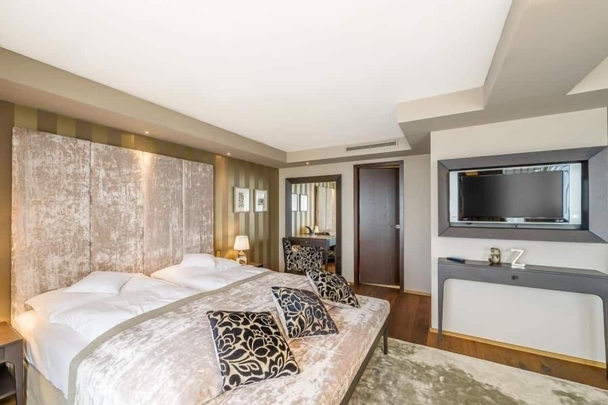 Suite Junior, vista lago | Biancheria da letto di alta qualità, copriletto in piuma, minibar