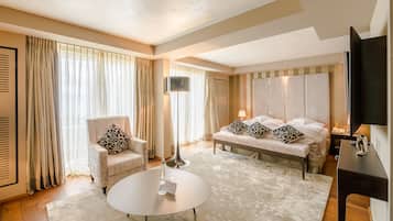 Suite junior, vistas al lago | Ropa de cama de alta calidad, edredones de plumas, minibar y caja fuerte
