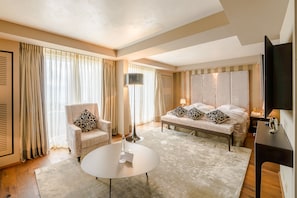 Suite Junior, vue lac | Literie de qualité supérieure, couette en duvet d'oie, minibar