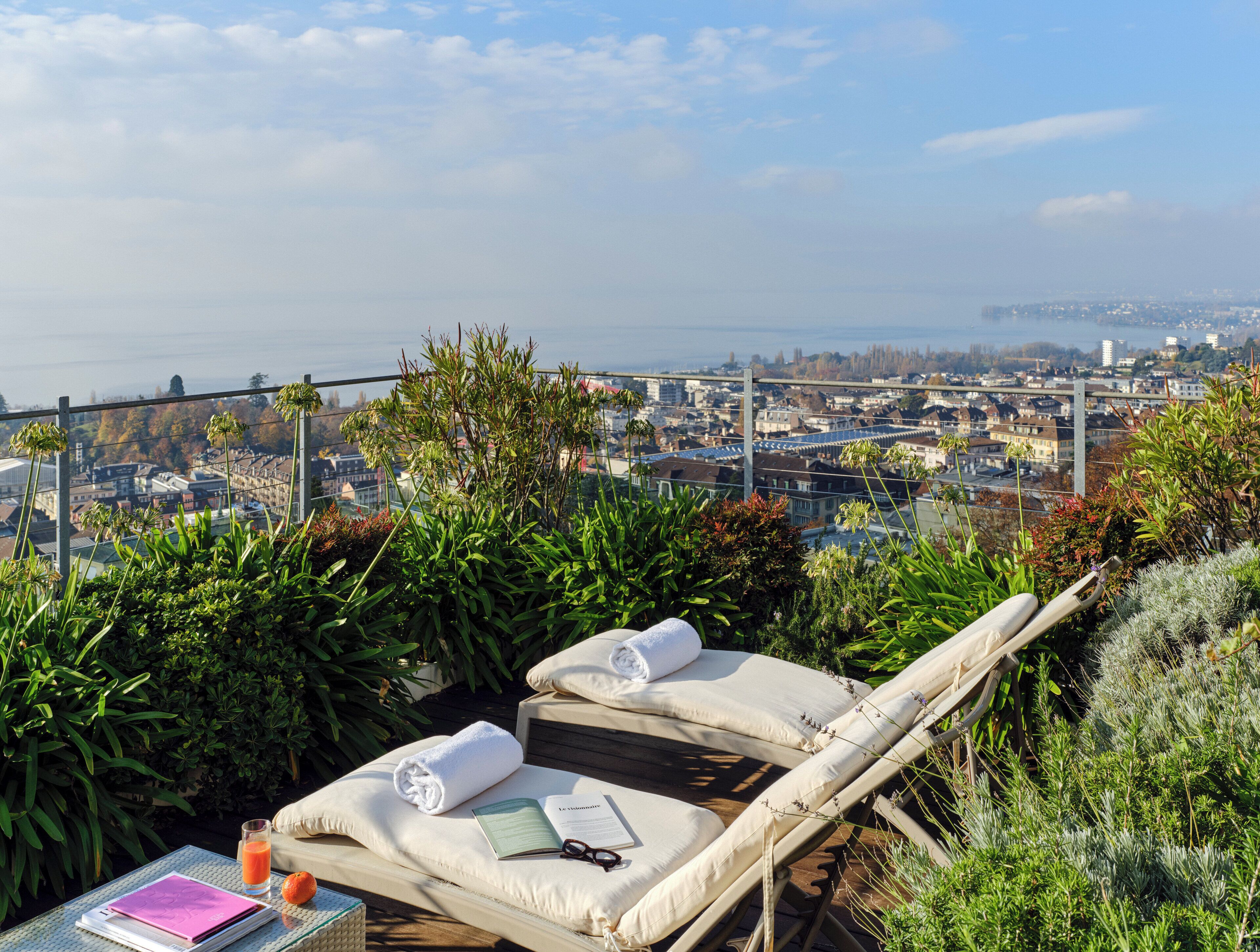 Premium bedding, down comforters, minibar, in-room safe