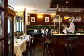 4 restaurants, breakfast, lunch, dinner served; Peruvian cuisine