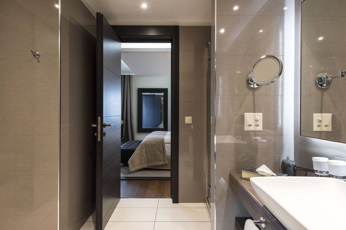 Business Room (Classic) | Bathroom | Free toiletries, hair dryer, bathrobes, slippers