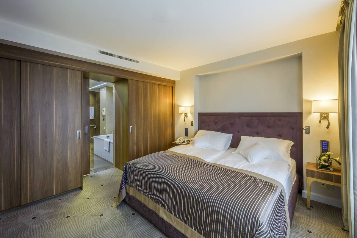 Suite, en esquina (City) | Ropa de cama de alta calidad, edredón y minibar