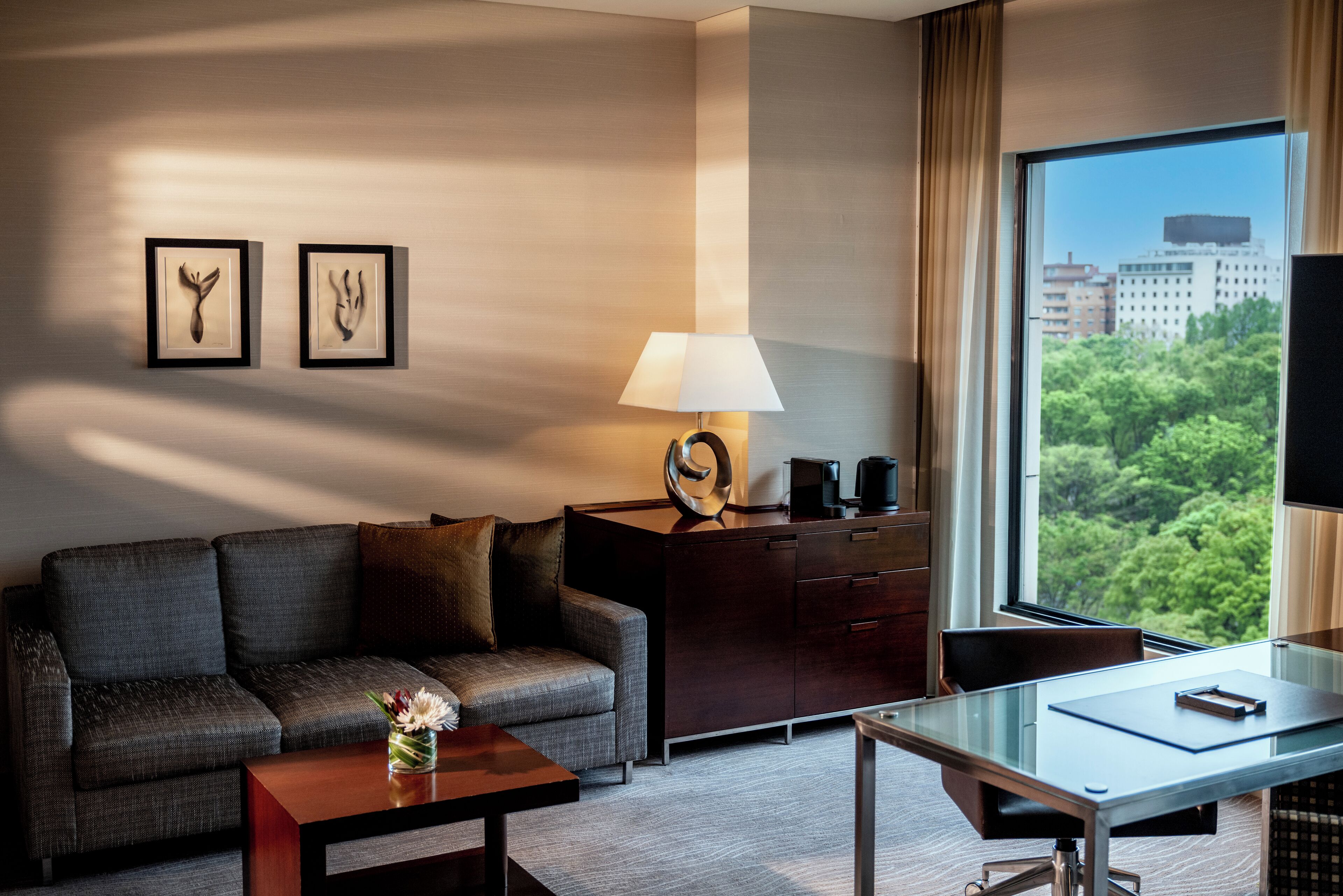 deluxe room, 1 king bed (club access) | 1 bedroom, in-room safe, desk, blackout curtains