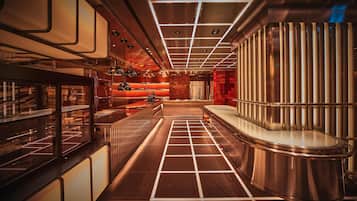 6 restaurants, breakfast, lunch, dinner served; international cuisine