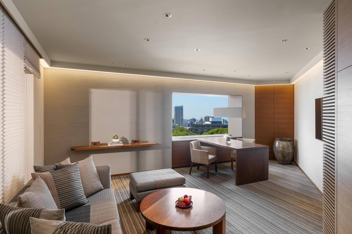 1 habitación, caja de seguridad en la habitación y escritorio