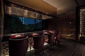 5 restaurants, breakfast, lunch, dinner served; international cuisine