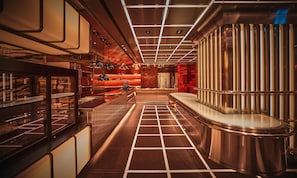 6 restaurants, breakfast, lunch, dinner served; international cuisine