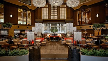 6 restaurants, breakfast, lunch, dinner served; international cuisine