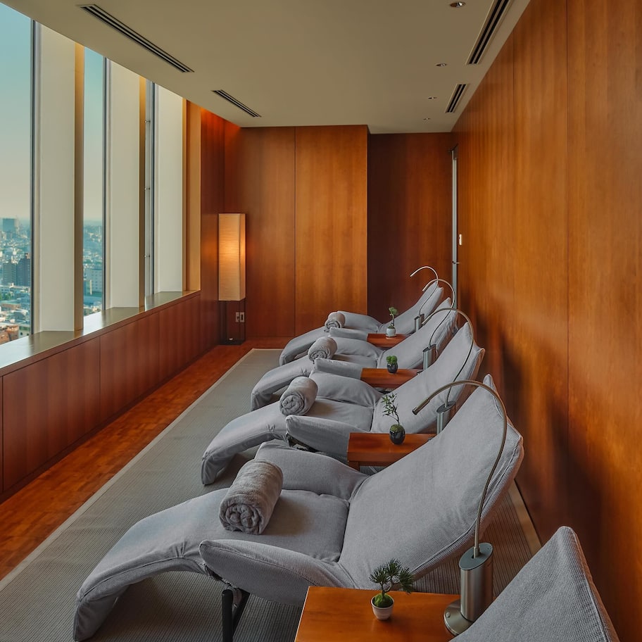 Sauna, hot tub, body treatments, body scrubs, facials, 8 treatment rooms