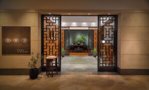 5 restaurants, breakfast, lunch, dinner served; Italian cuisine
