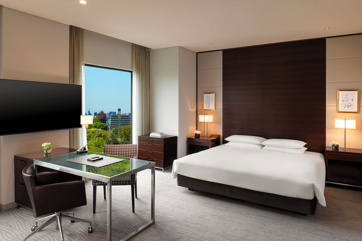 Deluxe Room, 1 King Bed (Club Access) | 1 bedroom, in-room safe, desk, blackout drapes