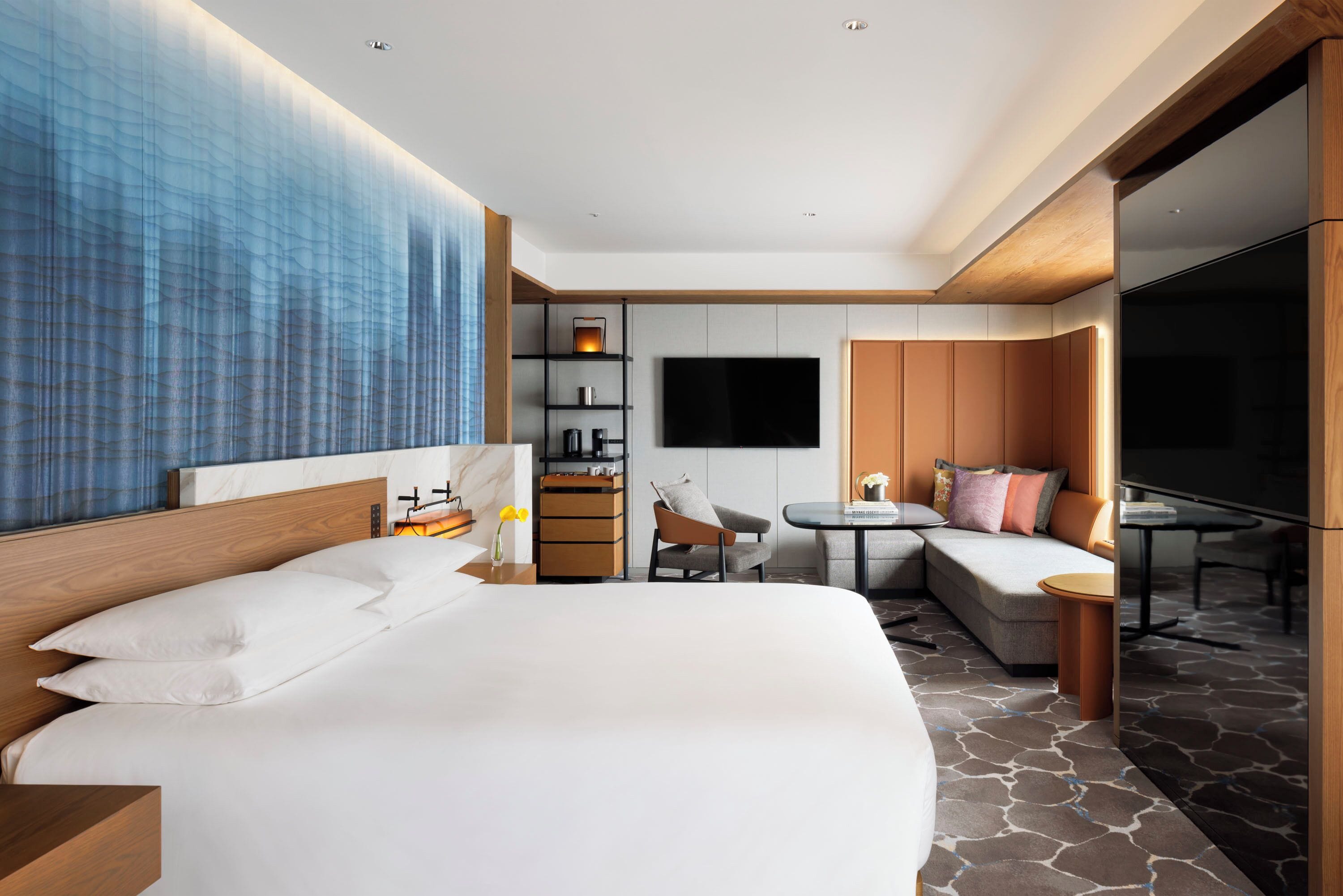 studio, 1 king bed, park view, corner | 1 bedroom, in-room safe, desk, blackout curtains