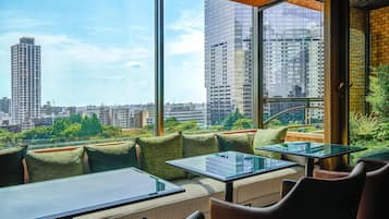 Bar (trong khuôn viên)