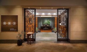 6 restaurants, breakfast, lunch, dinner served; international cuisine