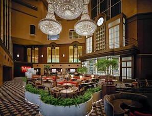 6 ristoranti, aperti a colazione e a pranzo, cucina internazionale