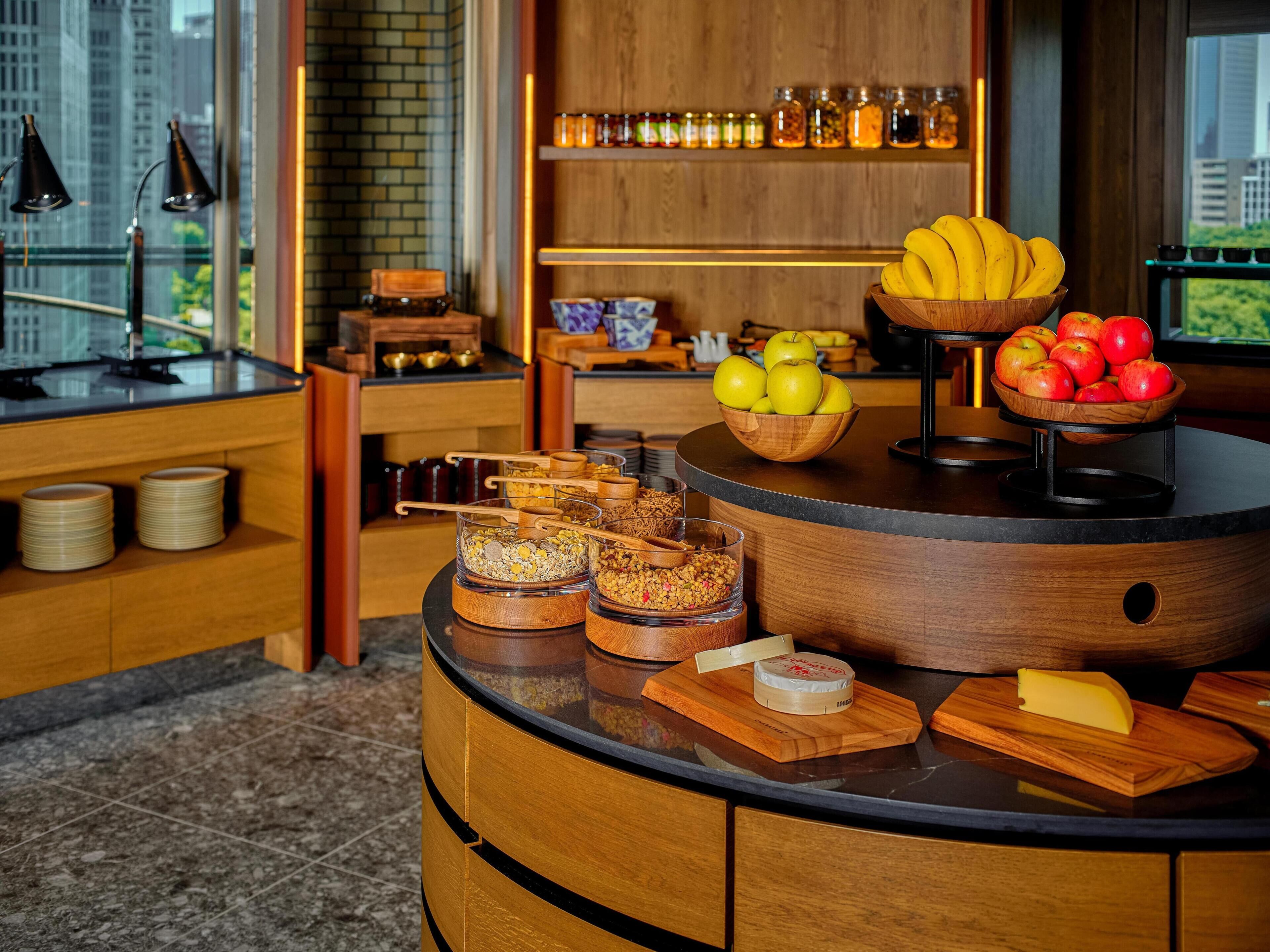 Un buffet de petit-déjeuner proposant une variété de plats et offrant une vue sur la ville.