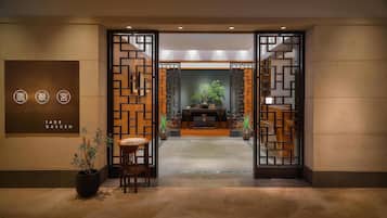 6 restaurants, breakfast, lunch, dinner served; international cuisine