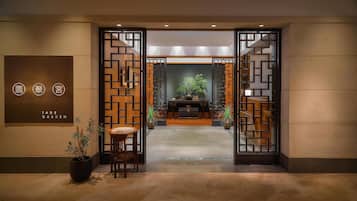 6 restaurants, breakfast, lunch, dinner served; international cuisine