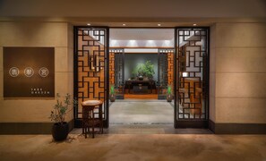 6 restaurants, breakfast, lunch, dinner served; international cuisine