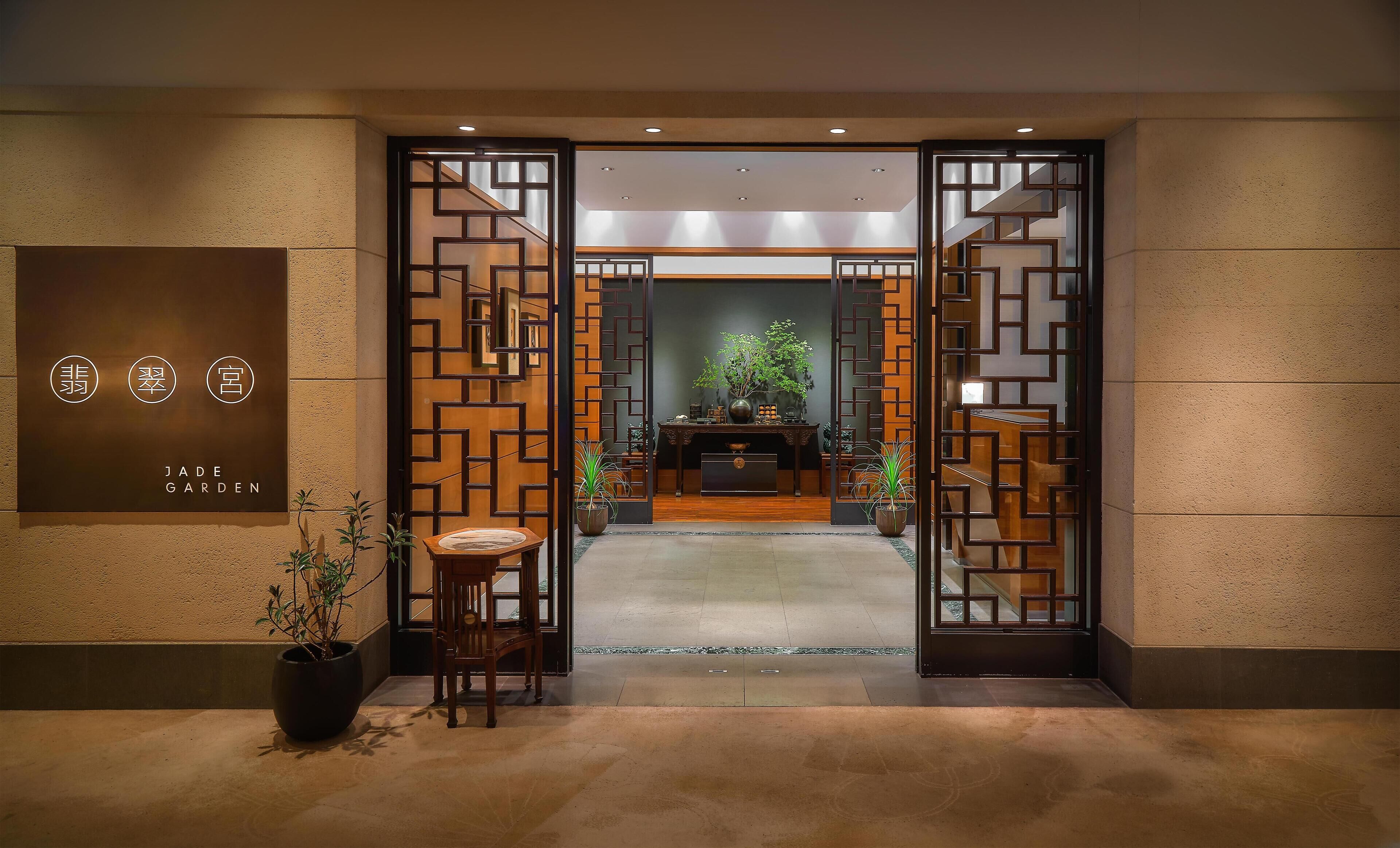 6 restauranter; serverer morgenmad, frokost og internationale retter