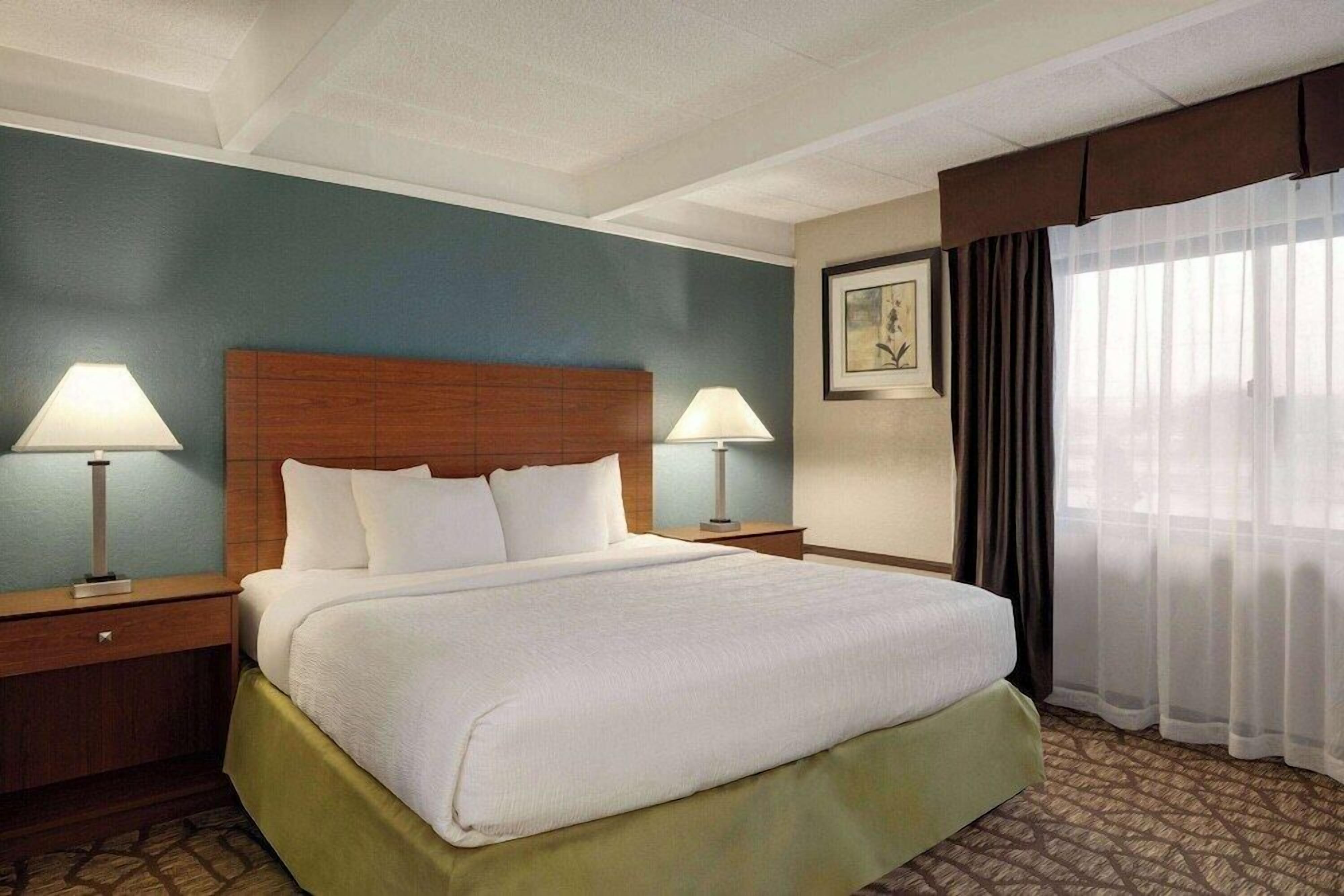 Desk, blackout drapes, iron/ironing board, free WiFi