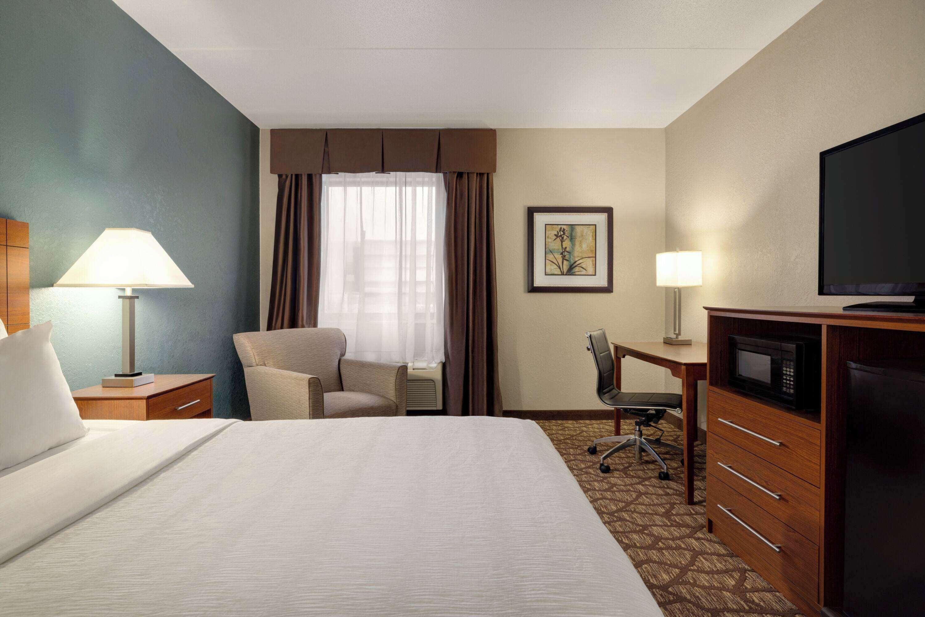 room, 1 queen bed, accessible, non smoking (mobility, bathtub w/grab bars) | in-room safe, desk, blackout curtains, iron/ironing board