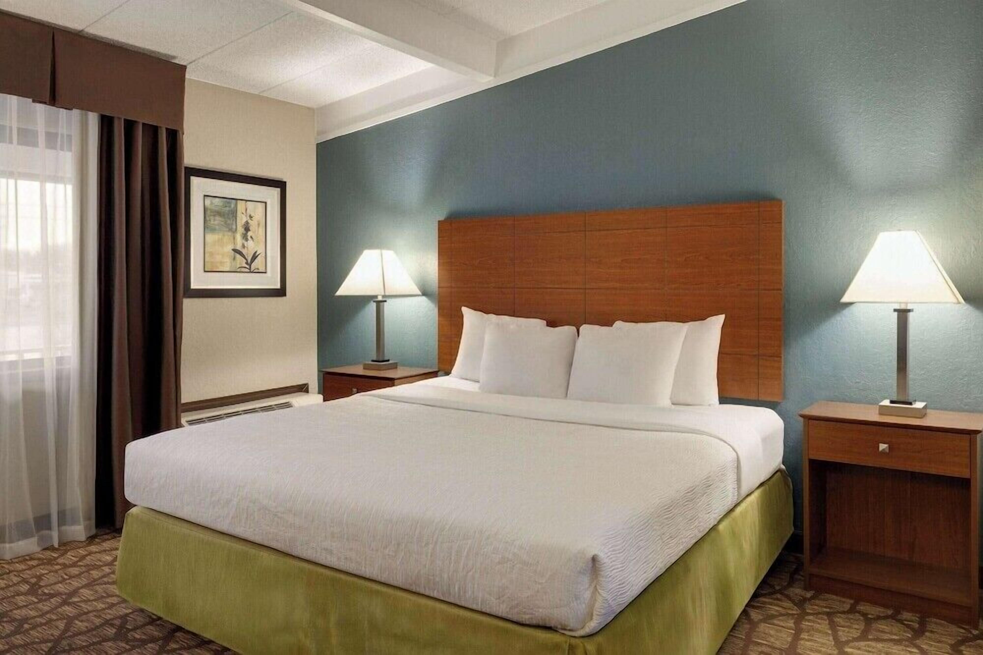 Desk, blackout drapes, iron/ironing board, free WiFi