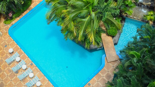 2 piscinas al aire libre, sombrillas, sillones reclinables de piscina