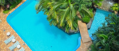 2 piscines extérieures, parasols de plage, chaises longues