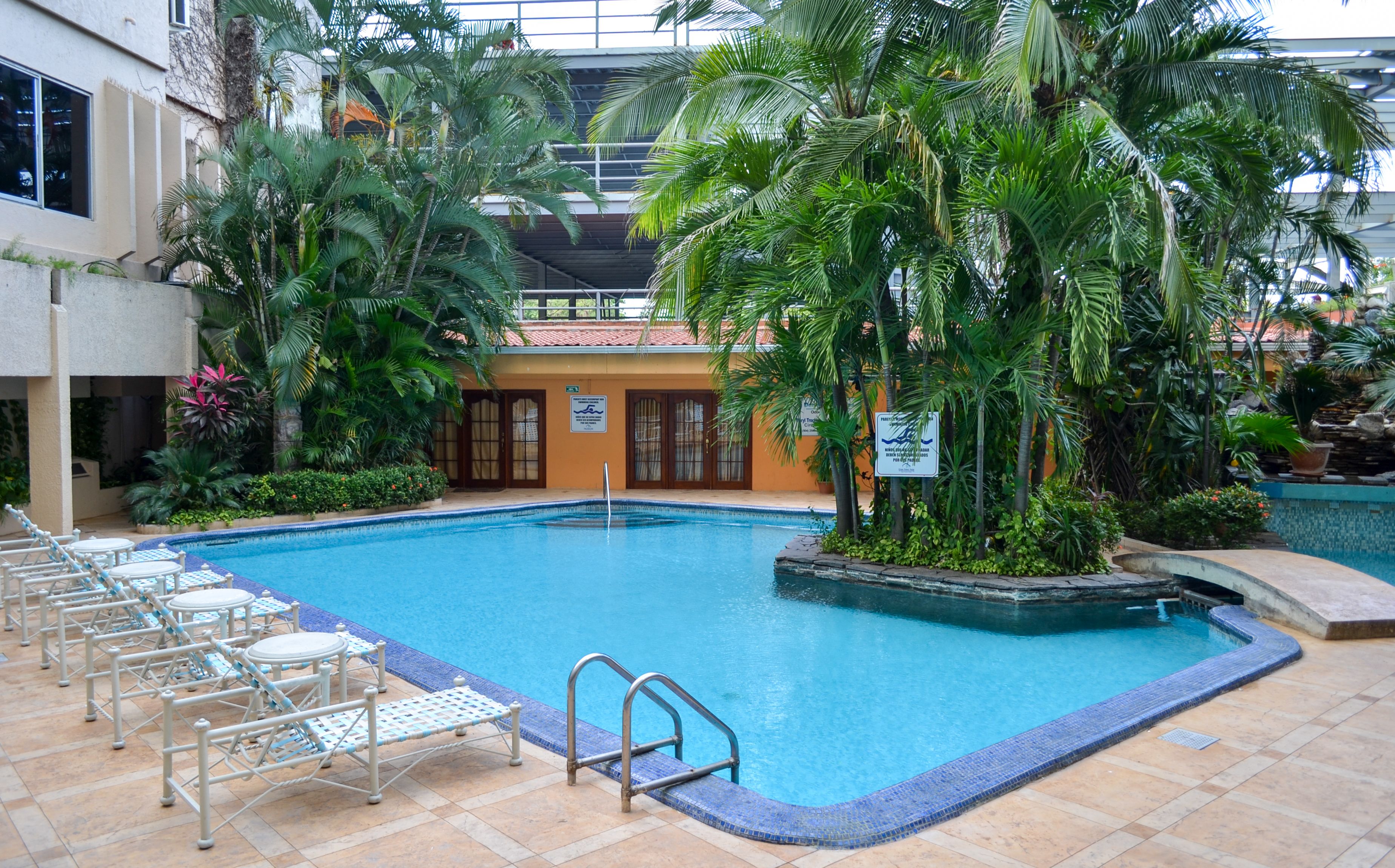 2 室外游泳池，池畔遮阳伞，日光浴躺椅