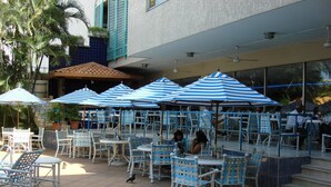 2 piscinas al aire libre, sombrillas, sillones reclinables de piscina