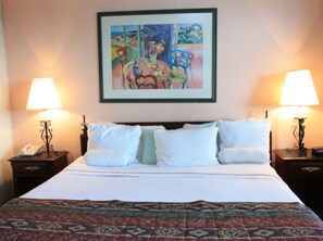 Sviitti | Ylelliset vuodevaatteet, työpöytä, äänieristys, silitysrauta/-lauta