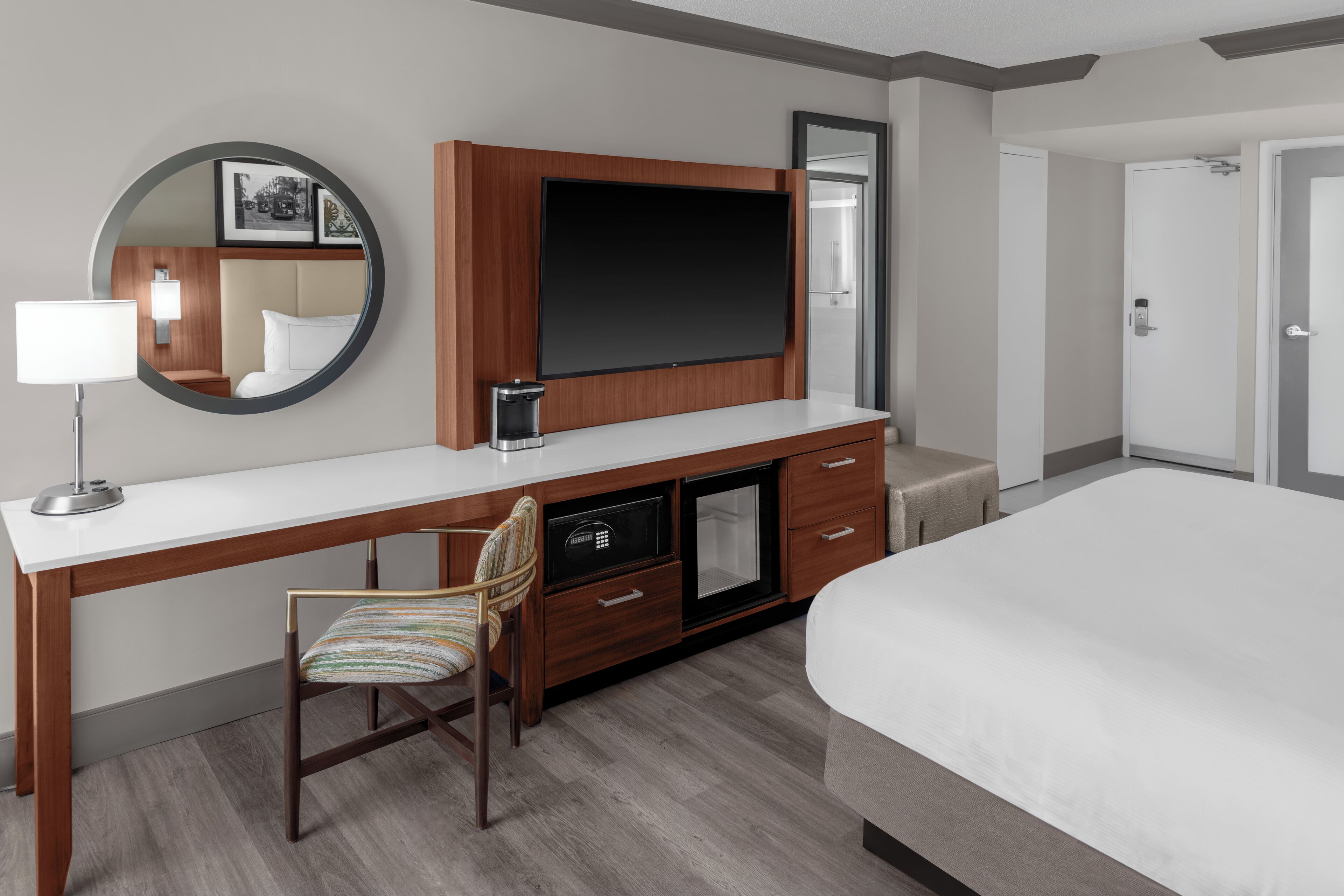 Literie hypoallergénique, coffres-forts dans les chambres, bureau