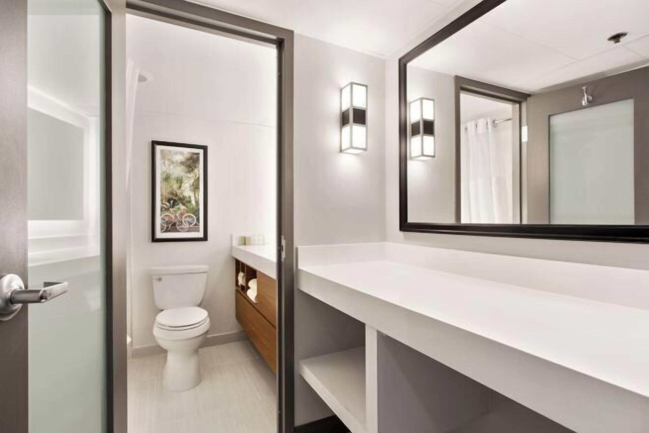 Ensemble douche/baignoire, articles de toilette gratuits, sèche-cheveux