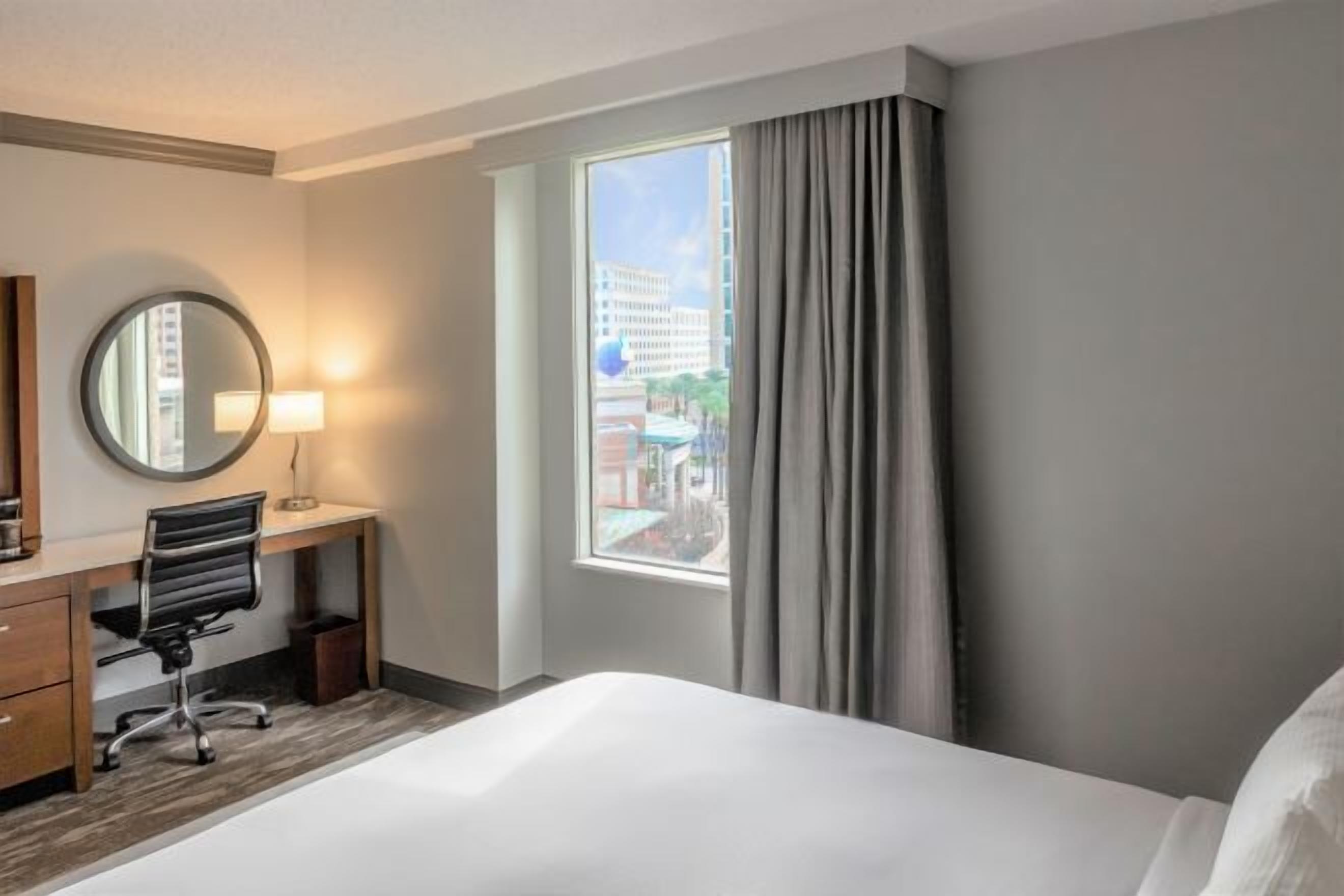 Literie hypoallergénique, coffres-forts dans les chambres, bureau