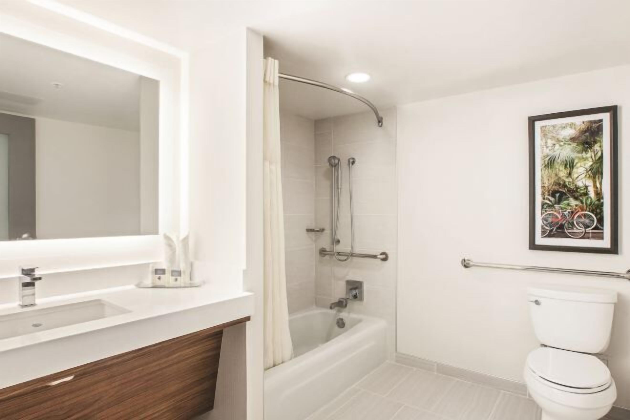 Ensemble douche/baignoire, articles de toilette gratuits, sèche-cheveux