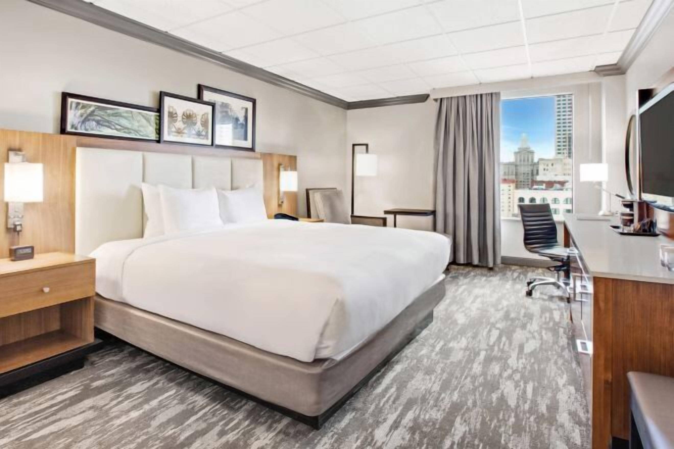 Literie hypoallergénique, coffres-forts dans les chambres, bureau