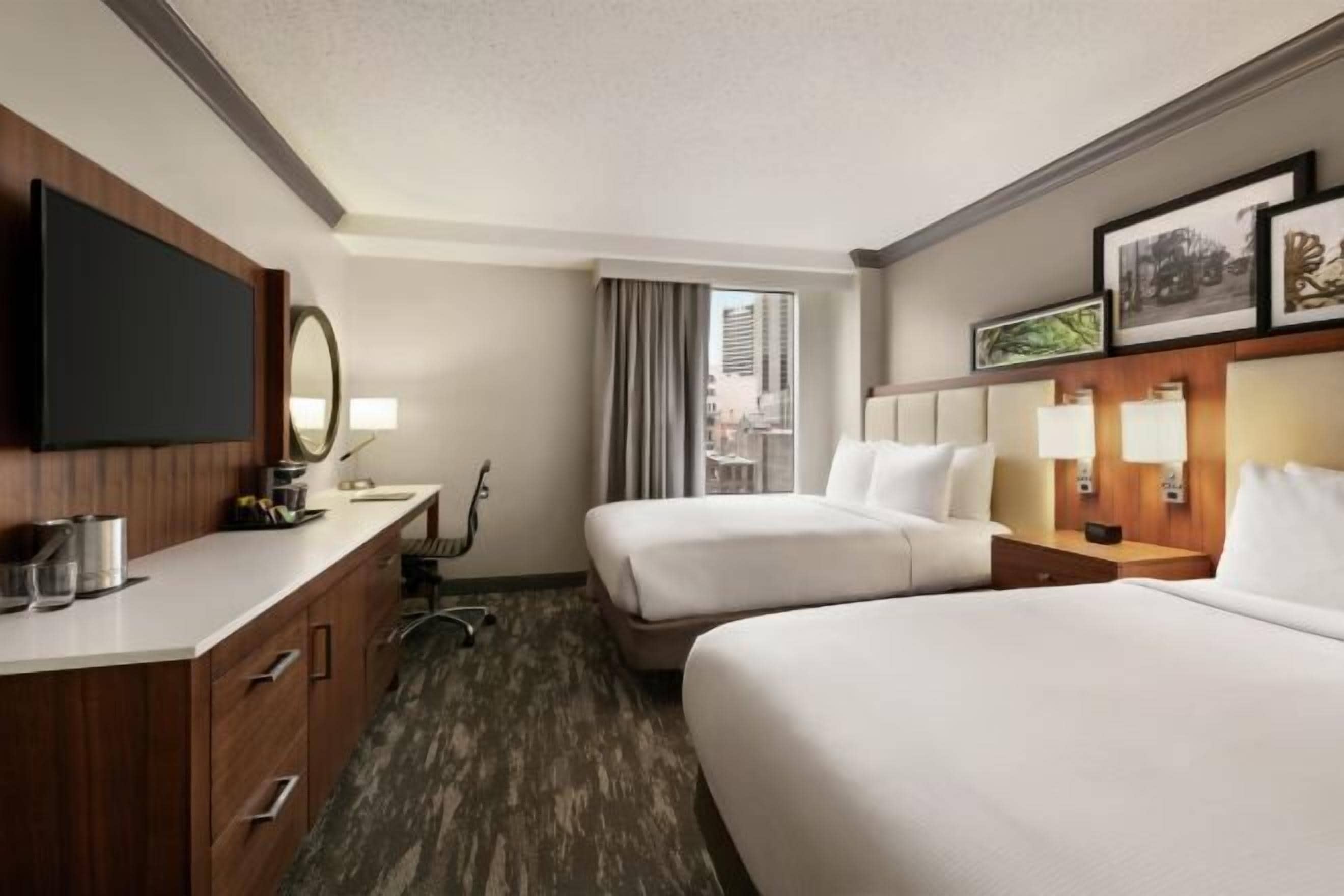 Literie hypoallergénique, coffres-forts dans les chambres, bureau