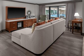 Suite Junior, 1 très grand lit, vue piscine (Oversized) | Coin séjour | Télévision à écran plat de 45 pouces avec chaînes par satellite