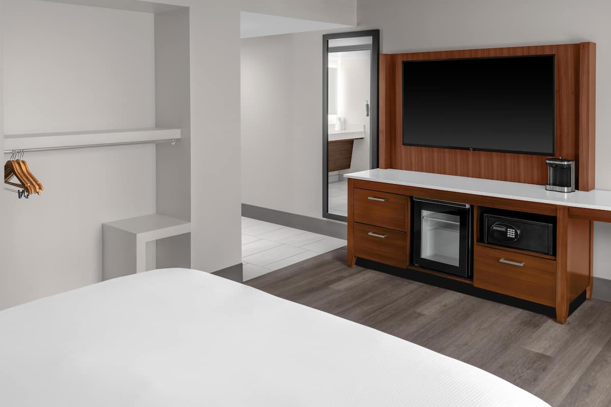 Hypo-allergenic bedding, in-room safe, desk, laptop workspace