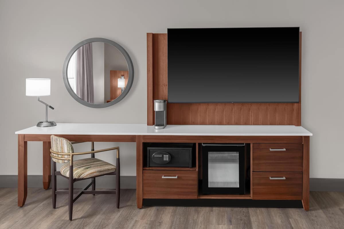 Hypo-allergenic bedding, in-room safe, desk, laptop workspace