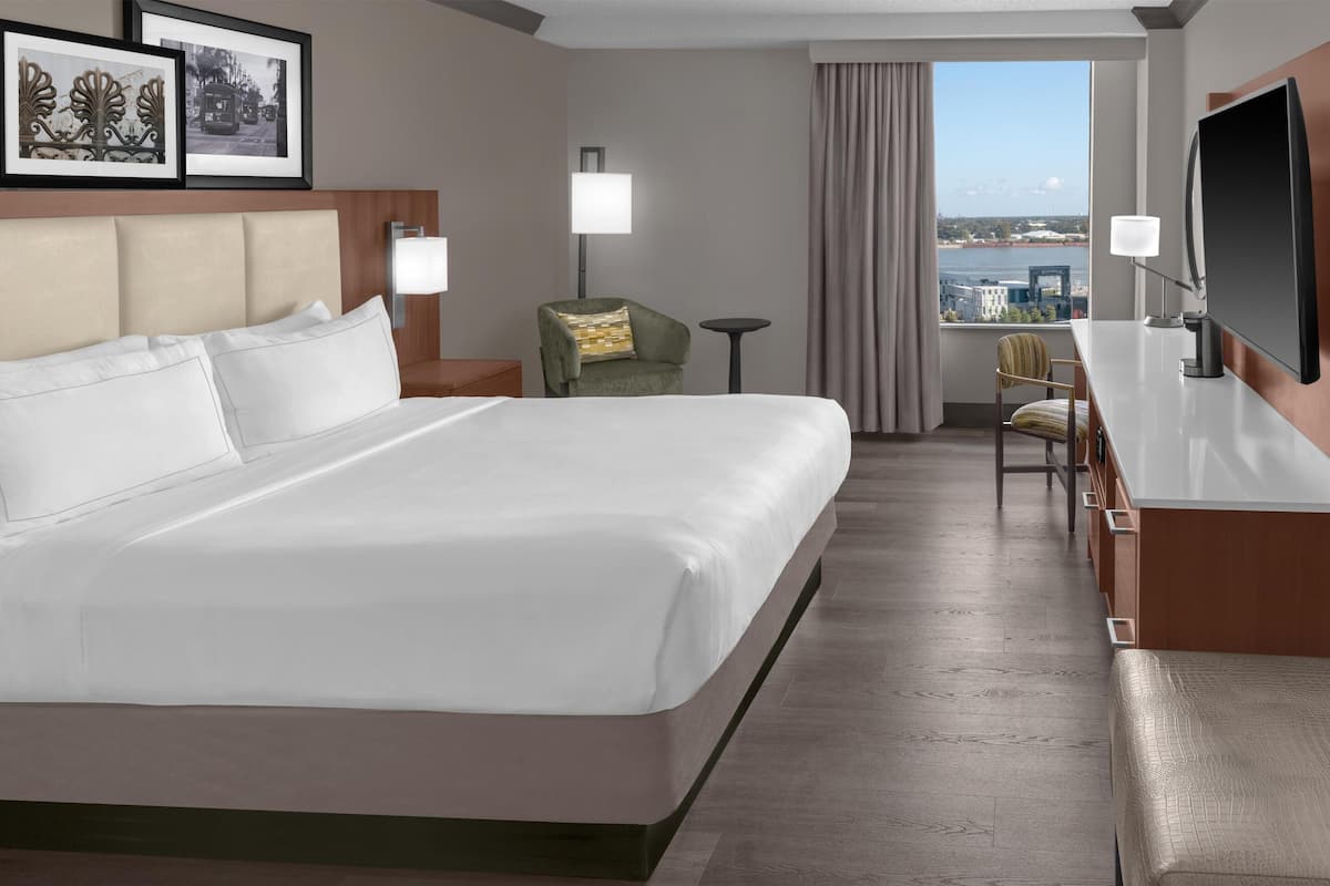 Deluxe Room, 1 King Bed | Hypo-allergenic bedding available, in-room safe, desk, laptop workspace