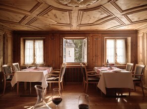2 restaurants, breakfast, lunch, dinner served; international cuisine 