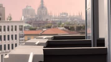 Un edificio moderno con vistas a un paisaje urbano a través de amplias ventanas.